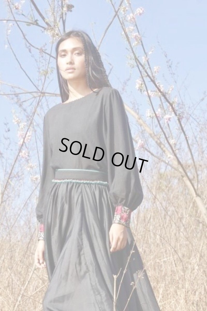 画像1: 40%OFF!!  ブラックのみ　ラスト1！ローシルク　IRIS TOP　２カラー　The White raven (1)