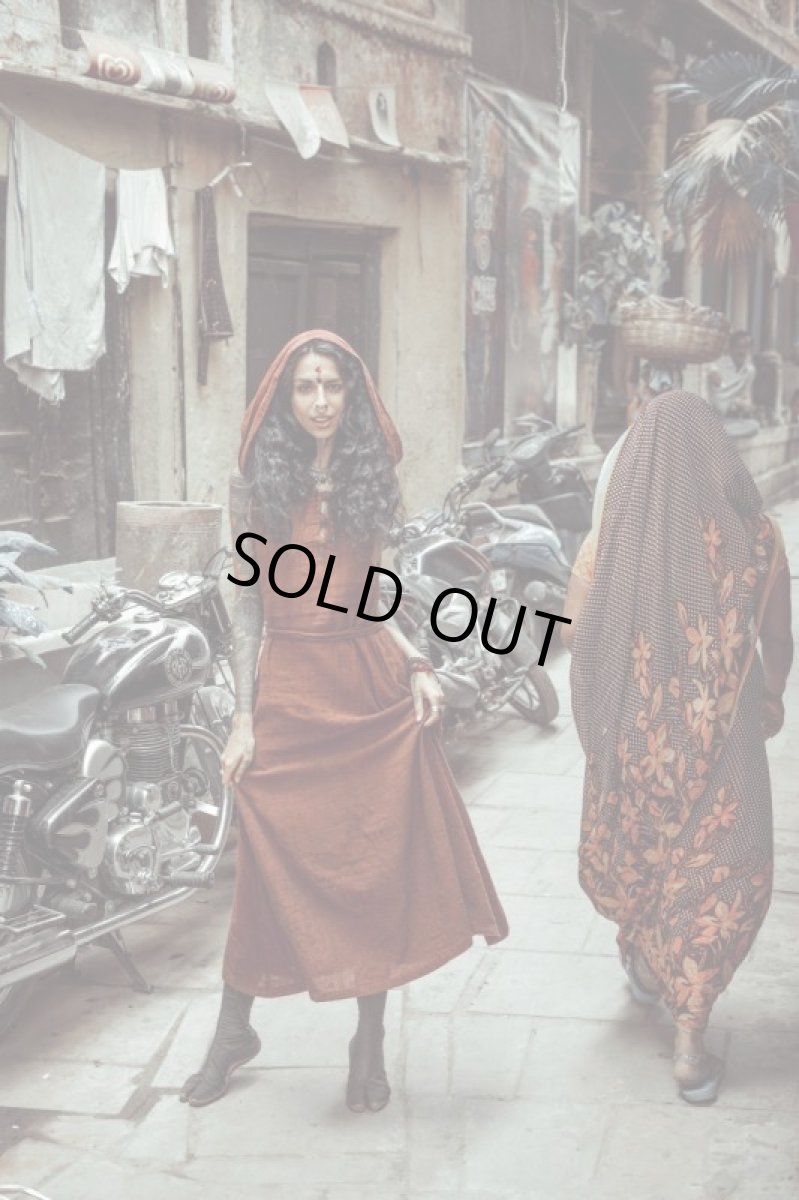 画像11: ブラウンのみ　ラスト１！カディ　ローコットン　Boho Long Woman  Dress with Pockets and Hoodie　３カラー　Brahmi Crafts (11)