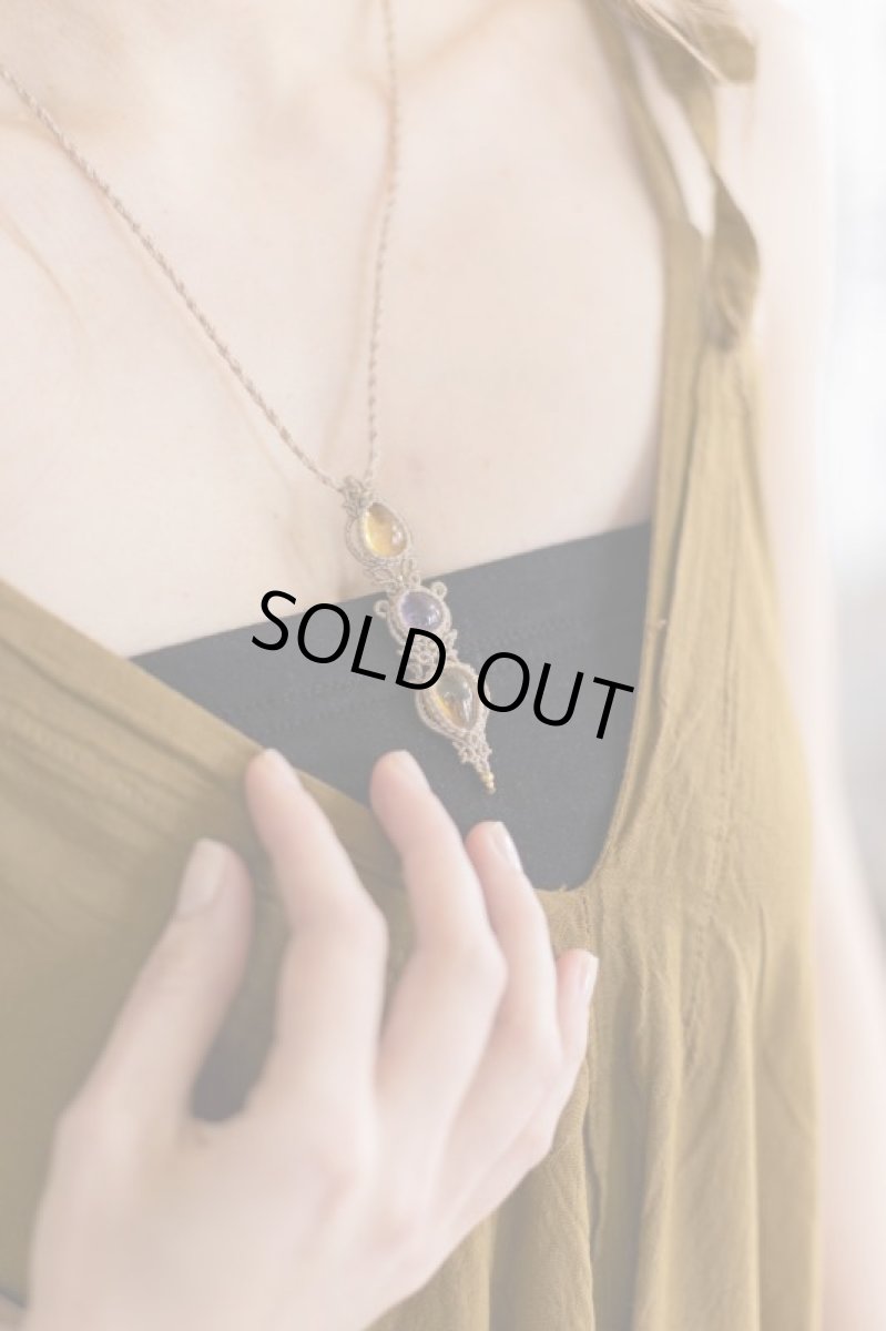 画像4: 30%OFF!!   レモンクォーツ＆アメジストのみ　ラスト１！三つ石・マクラメペンダント（シトリン＆アメジスト・レモンクォーツ＆アメジスト）２種類　Stones spirit (4)