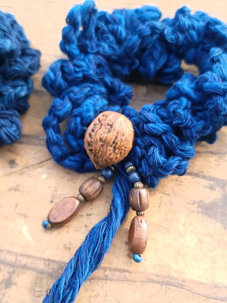 画像11: ショートのみ　ラスト1！藍染め糸これで最後！藍染シュシュ 　ロングまたはショート　４種類  Yaaya (11)