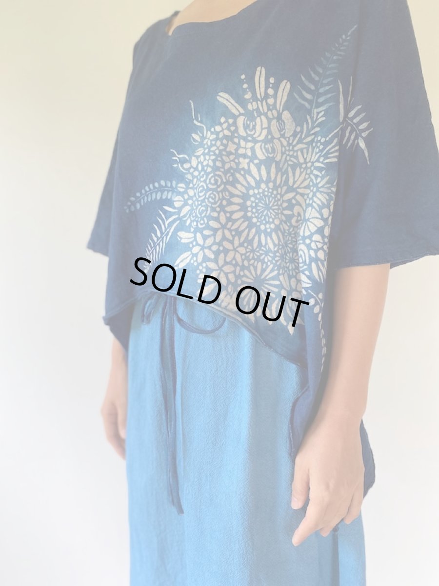 画像2: 1点物　藍染め　型染め　ヘンプコットン　ウィングポンチョ　花巡り　まんだらや　[ブランド直送] (2)