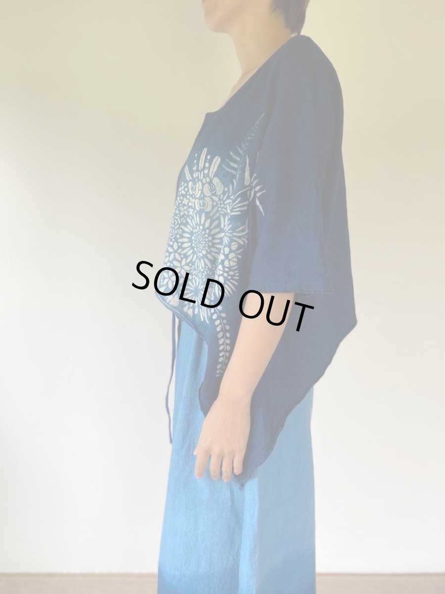画像5: 1点物　藍染め　型染め　ヘンプコットン　ウィングポンチョ　花巡り　まんだらや　[ブランド直送] (5)