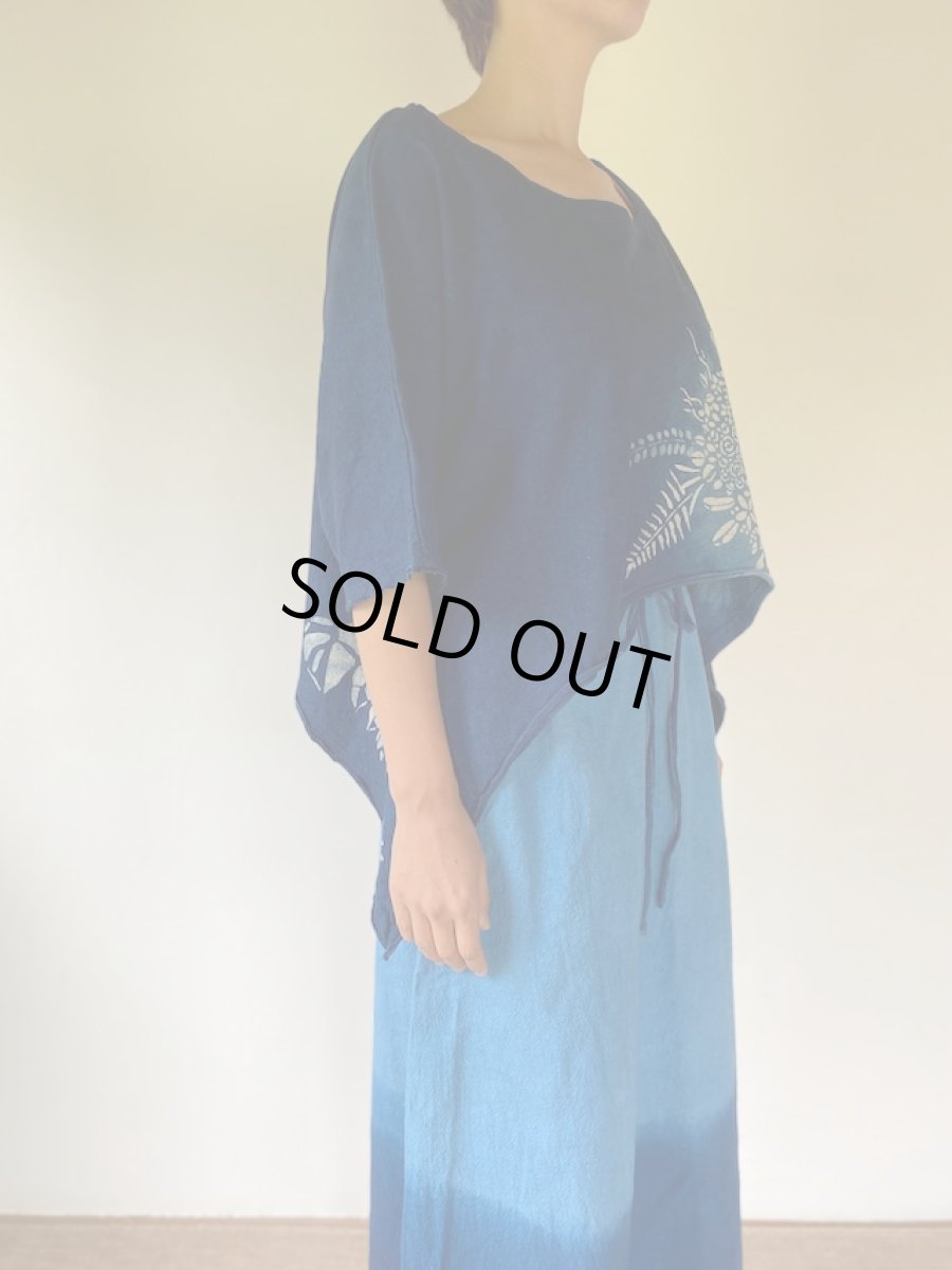 画像4: 1点物　藍染め　型染め　ヘンプコットン　ウィングポンチョ　花巡り　まんだらや　[ブランド直送] (4)