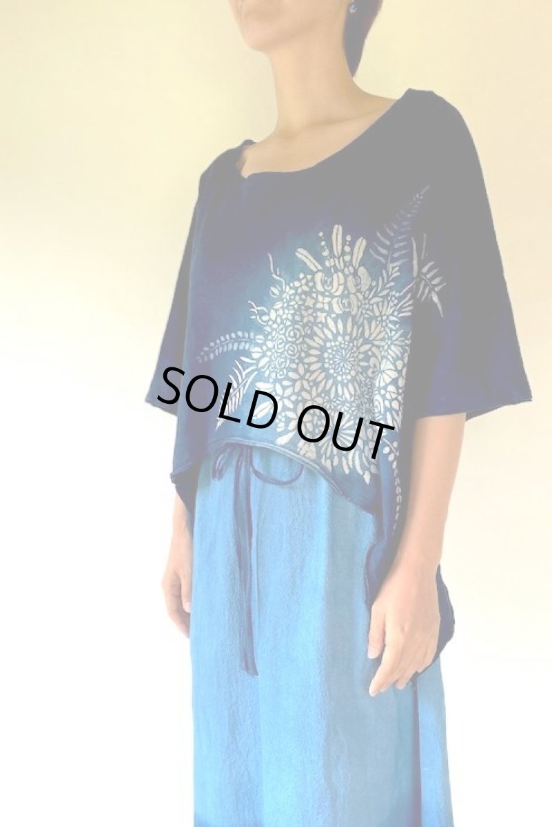 画像1: 1点物　藍染め　型染め　ヘンプコットン　ウィングポンチョ　花巡り　まんだらや　[ブランド直送] (1)
