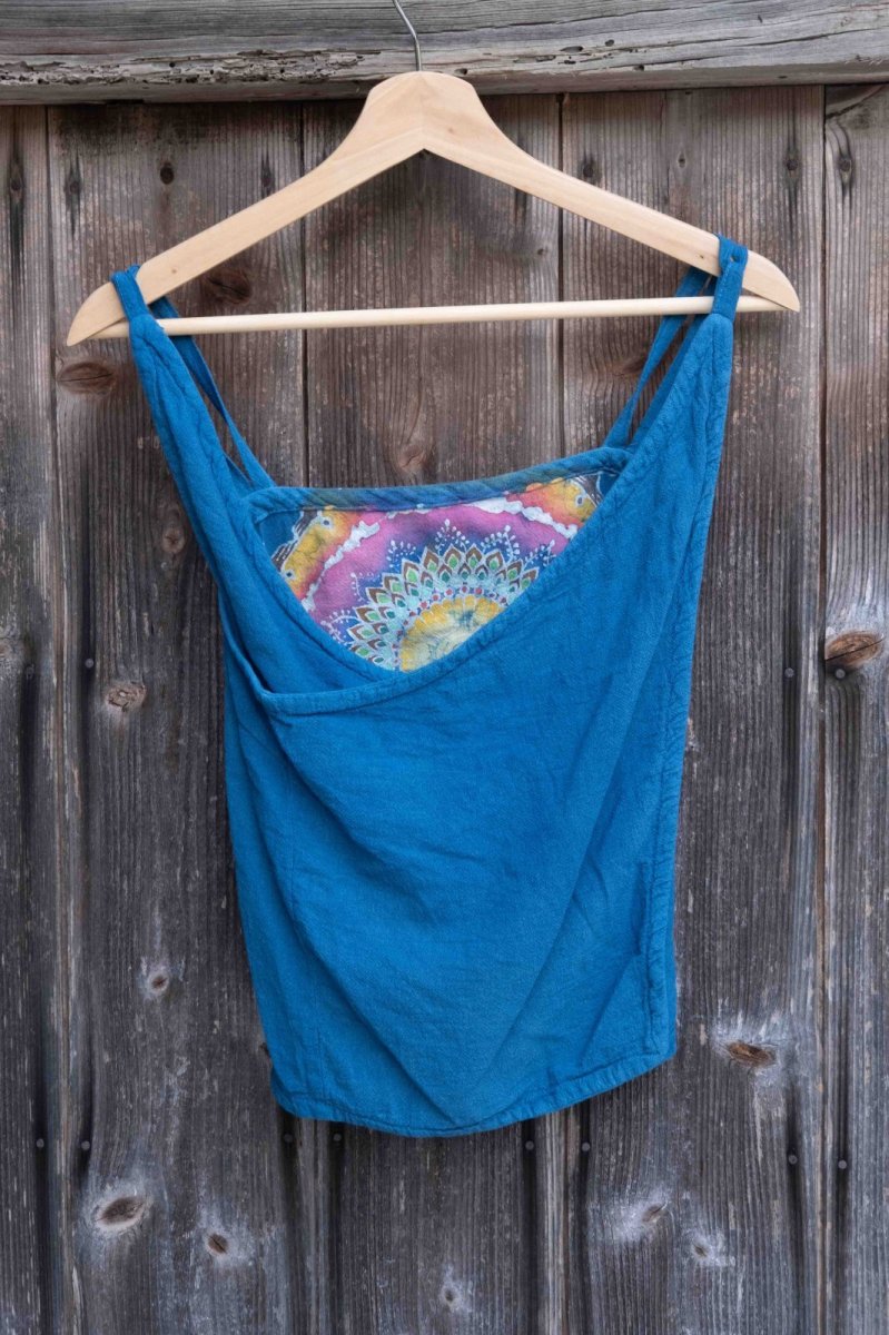 画像2: 1点もの　ろうけつ染め　藍染　コットン　クロスキャミソール　ukA x chill no ki コラボ (2)