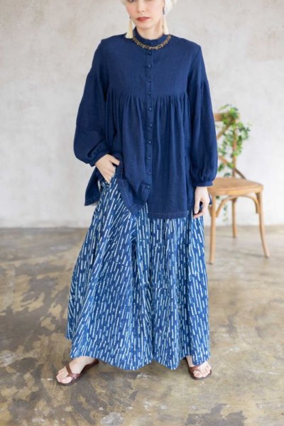 画像1: ユニセックス　ジョムトン手織り綿の着物風オリエンタルプルオーバー  2カラー　天然インディゴ染めまたは墨黒　Sawan asia　[ブランド直送]