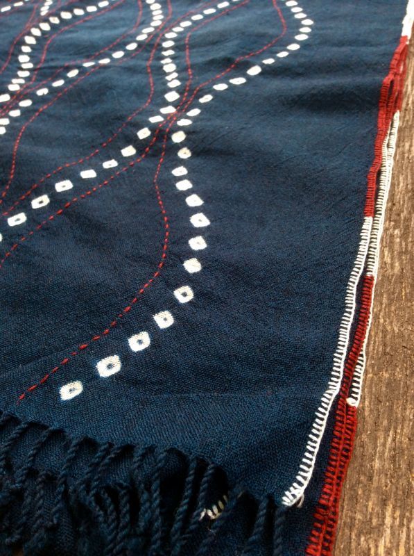 高級感あり 絞り染め 手刺繍入り ハンドクラフト感満載の インド発 手織りバンダニ絞り染めウールストール Natsumi Ya