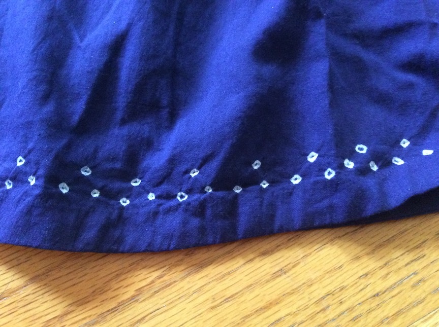 インディゴブルーが美しいコットン生地に 絞り染め バンダニ を施した デザイン性の高いふんわりラバリトップス