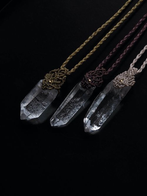 透明度の高い水晶が神々しい 水晶をシンプルに編み込んだマクラメペンダント3種類 Stones Spirit 透明度の高い水晶が神々しい 水晶をシンプルに編み込んだマクラメペンダント3種類 Stones Spirit