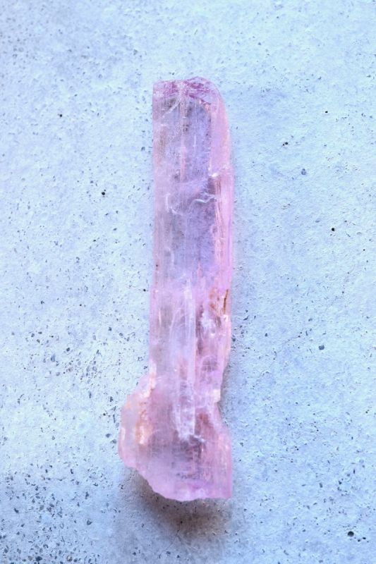 優しい「癒しの天然石」。透明度の高いラベンダーピンクが美しいクイン 