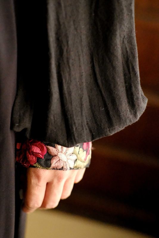 ボリュームタップリのお袖のカフス部分に美しい刺繍が施された